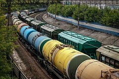 В зоне СВО сняли на видео 30-километровый «царь-поезд» из сотен ваг...