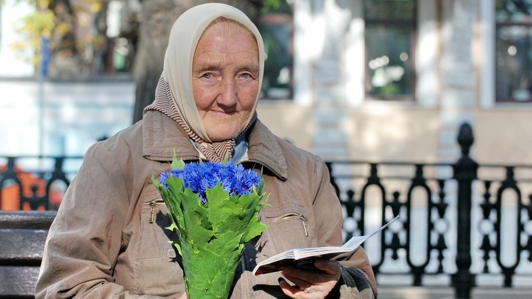 Потеряли пенсионные что делать. Подарок бабушке на 9 мая. Ветераны Европы 9 мая. Подарок бабушке на 71 год. Подарок для бабушки на 5 мая.