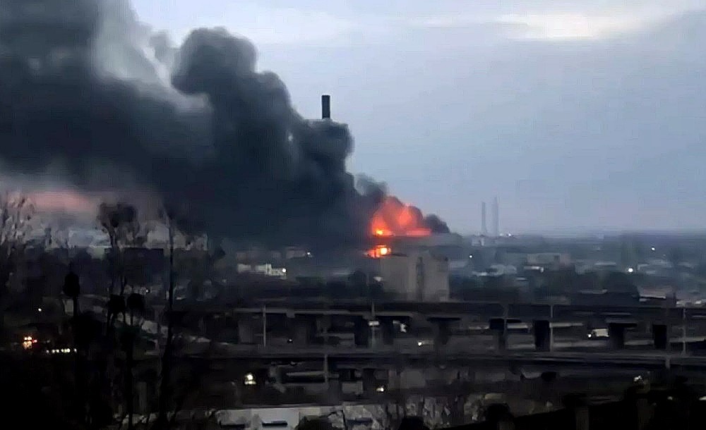 Ракетные удары по территории украине сегодня. Горящий город. Пожар. Взрывы в Киеве сейчас.