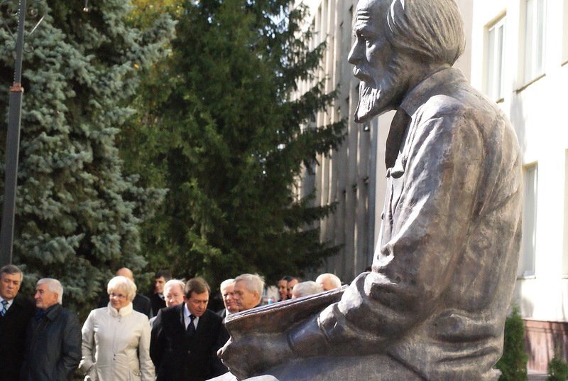 Памятник солженицыну в москве фото