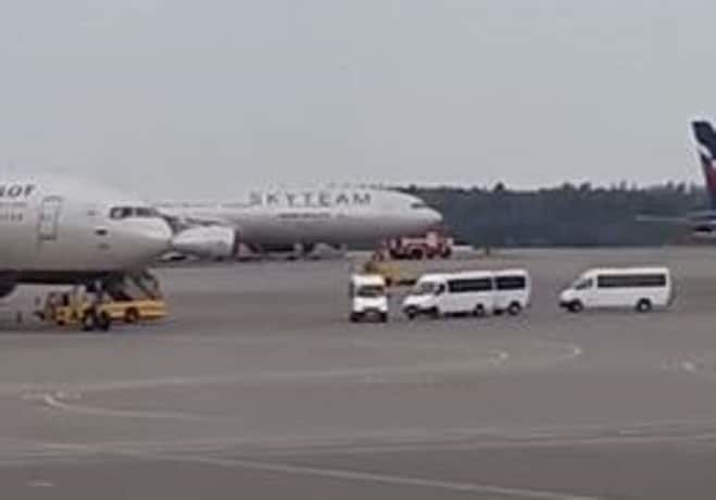 Посадка самолетов в шереметьево сегодня. Аварийная посадка а380 в океа. Ил-62 самолёт Шереметьево. Самый большой самолет в Шереметьево