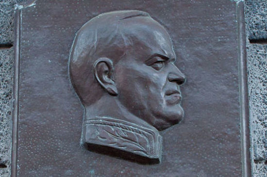 Барельеф маршала рокоссовского. Барельеф маршалу Баграмяну. Барельефы маршалов. Барельеф Маршал Баграмян в раме под стеклом