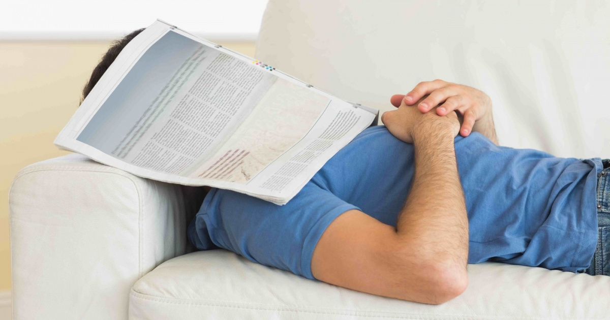 Мужчина в кровати. Спящий человек. Лежит на кровати грустно. Обычно лежит на его. Человек лежа.