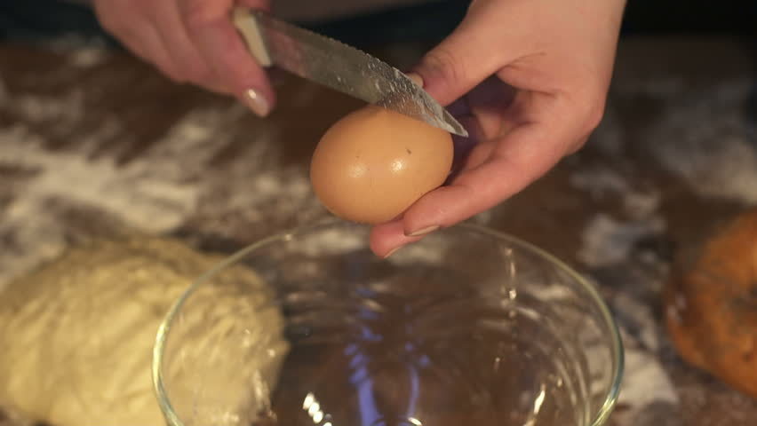 Как правильно разбивать яйца. Разбить яйцо ножом. Нож для разбивания яиц. Разбиваю яйца ножом в миску. Куриное яйцо ножом.