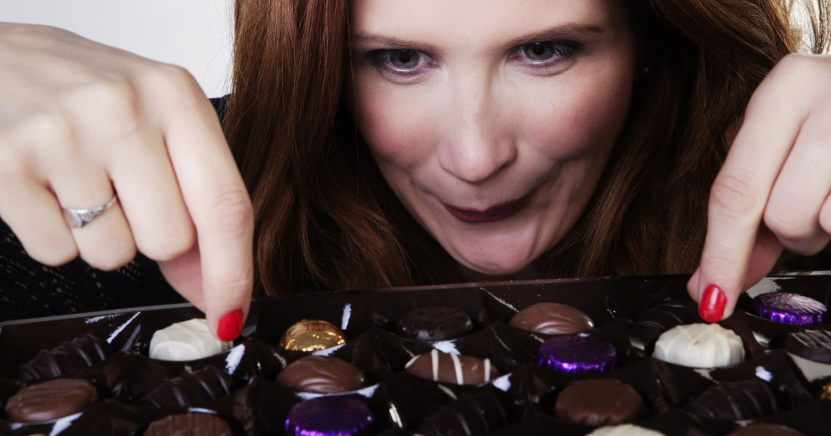 у лизы есть конфеты шоколадные. ребенок ест шоколадку. дети едят конфеты. у лизы есть 3 конфеты 3 шоколадные 4 карамели. ребенок с кучей конфет.