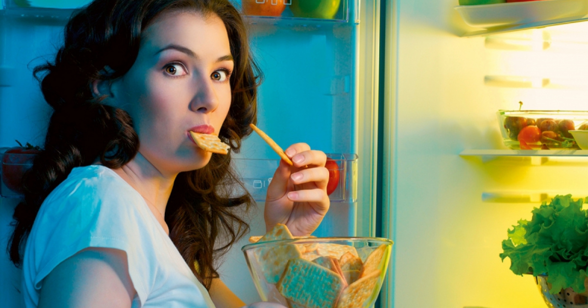 Тщательно мойте перед едой руки. Радуется перед едой. Еда которую едят руками. В сутки перед едой. Семья за столом ест суп.