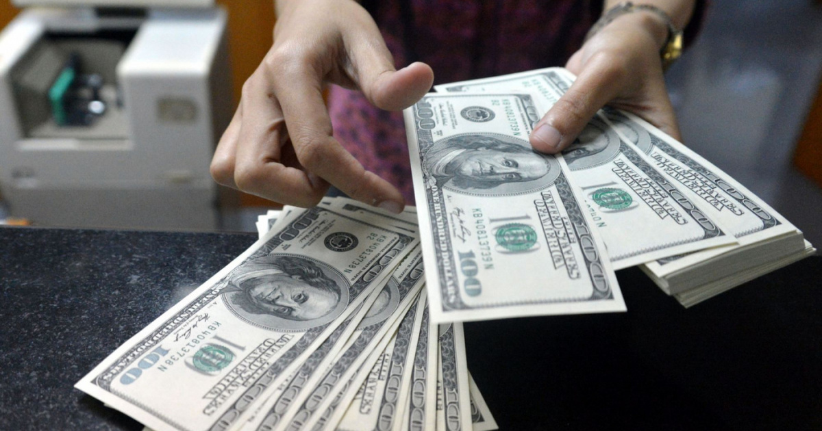Валюту начали продавать. Доллар обмен. Доллары в руках. Денежные ограничения. Доллар (валюта).