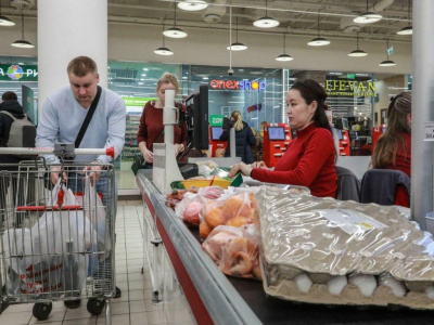 Россияне в панике сметают товары с полок магазинов