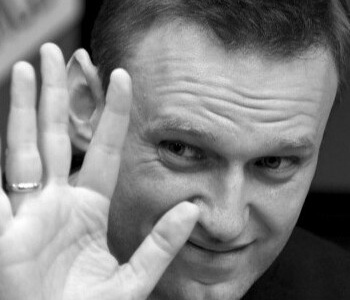 Навальный* умер в колонии. А за что он был осужден?