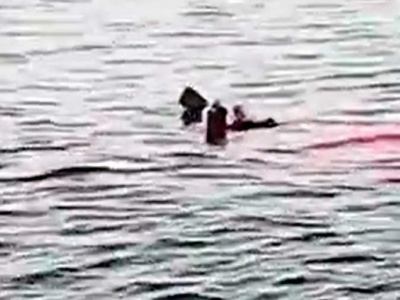 Подросток прыгнул из лодки в море и был моментально съеден чудовищем