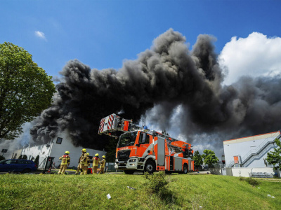 Сгорит всё: пожар на заводе Diehl в Берлине тушат уже третьи сутки