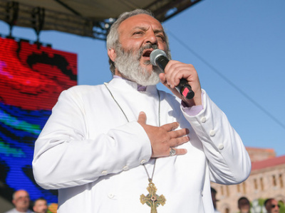 Архиепископ-оппозиционер потребовал на митинге отставки Пашиняна