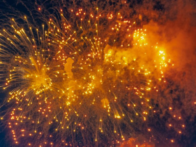 Праздничный фейерверк на День Победы в Петербурге - фото и видео